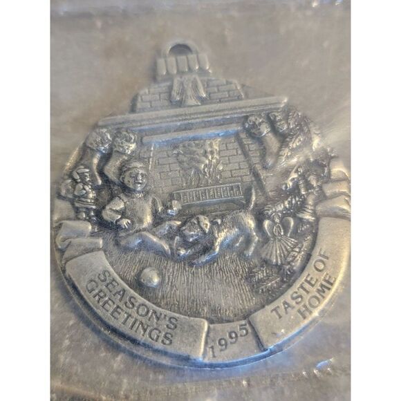 Metal season's greetings Taste of Home 1995 ornament Xmas decor - Picture 2 of 3